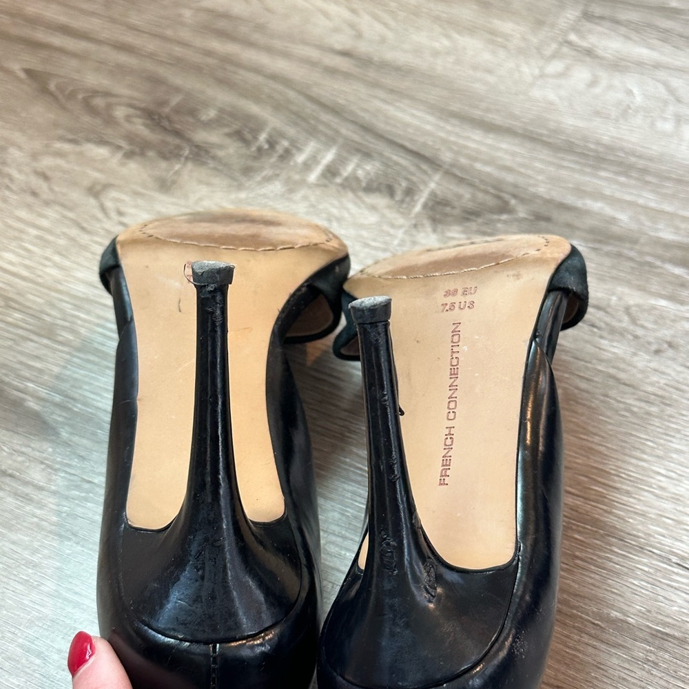Black Pumps - Picture 5 of 6